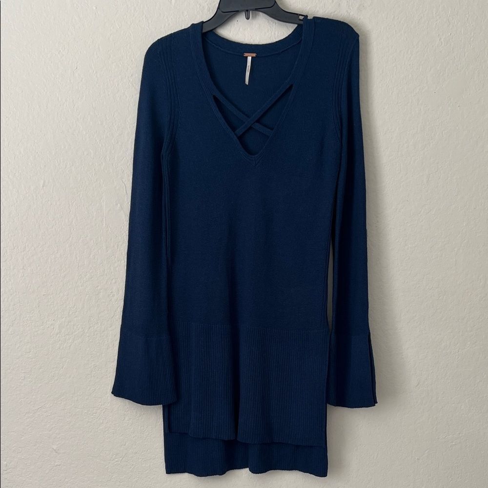 Like New! Free People Navy Blue Knit Crisscross Hi-Lo V-Neck Tunic Sweater in S - Picture 3 of 12